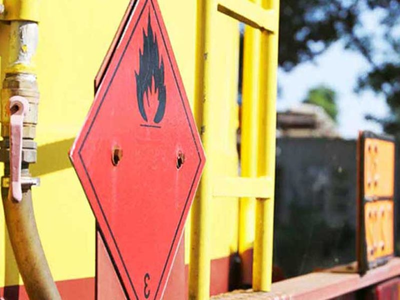 Camión rotulado para transporte de mercancías peligrosas ADR