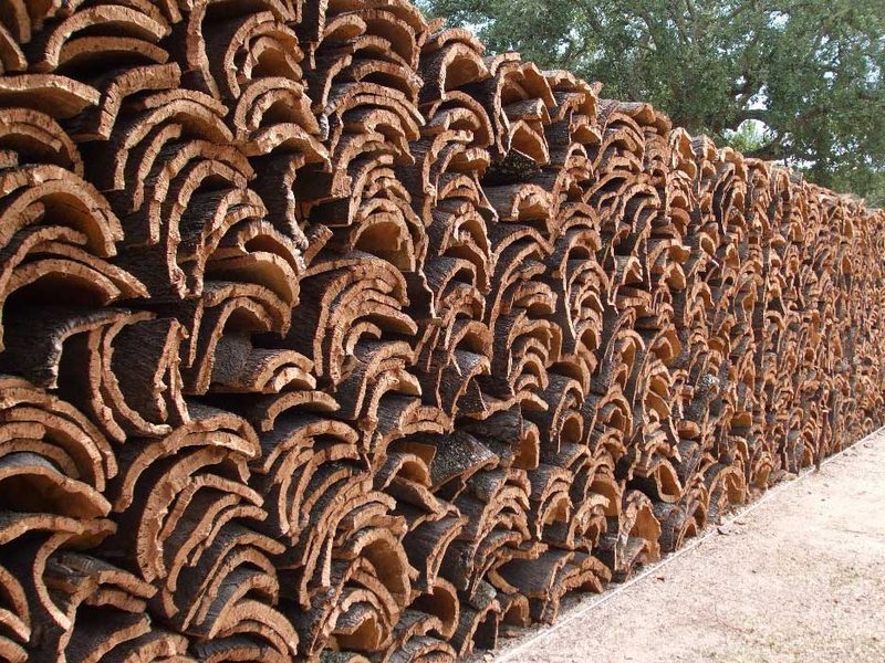 Pilas de corcho preparadas para transporte